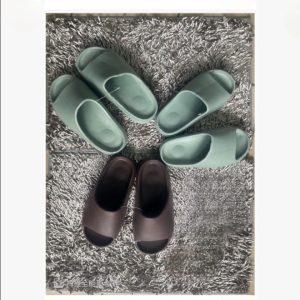 unisex-slides-2
